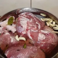 Mięso w zalewie z czosnkiem i przyprawami. Idealna temperatura do peklowania mięsa to klucz do sukcesu.