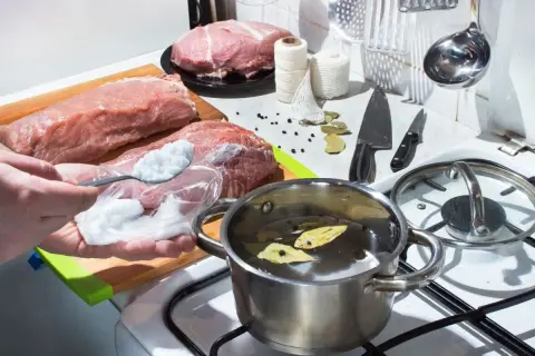 Przygotowanie solanki: mięso, sól, pieprz, liście laurowe i ziele angielskie to kluczowe jakie przyprawy do solanki.