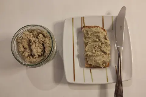 Smalec z fasoli w słoiku i na kromce chleba. Pyszna, wegańska pasta do smarowania.