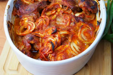 Pieczona karkówka z cebulą w sosie pomidorowym, idealna do pieczenia. Poznaj sekret, jak zapeklować karkówkę do pieczenia, by była soczysta i aromatyczna.