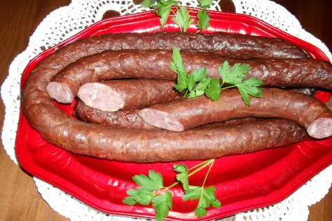 Pyszna kiełbasa z sarny, idealna na grilla. Oto przepis na domową kiełbasę z dziczyzny.