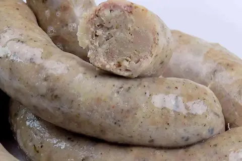 Pyszna biała kiełbasa, idealna do świątecznego stołu. Poznaj nasz przepis na białą kiełbasę!