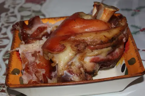 Najlepsza golonka gotowana i pieczona, soczysta i rumiana, podana na ozdobnej zastawie.