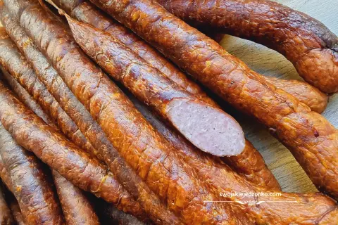 Stos pysznej, swojskiej kiełbasy, idealnej na grilla. Przepis na 1 kg tej domowej wędliny znajdziesz na swojskiejedzonko.com.