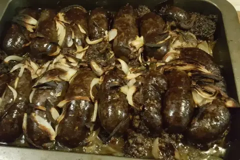 Pyszna kaszanka z piekarnika, pieczona z cebulką. Aromatyczna i soczysta, idealna na obiad.