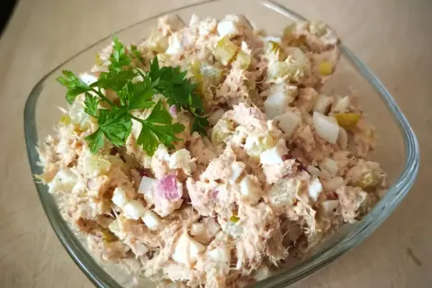 Pyszna pasta z tuńczyka i jajek, z dodatkiem ogórka kiszonego i cebuli, udekorowana natką pietruszki. Idealna na kanapki.