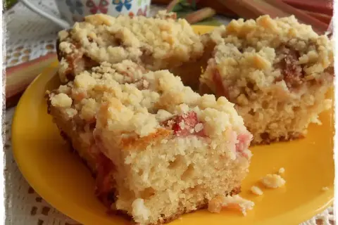 Pyszne ciasto jogurtowe z rabarbarem i kruszonką, idealne na letnie popołudnie.