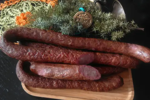 Wędzona kiełbasa z dzika, idealna na 10 kg. Aromatyczna, z ziołami i medalem "Król Polowania".