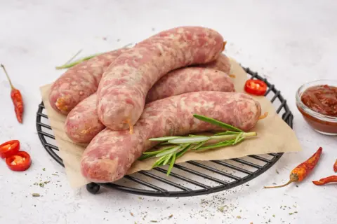 Surowa biała kiełbasa na ruszcie, z chili i rozmarynem. Idealna do gotowania, by poznać, jak ugotować białą kiełbasę.