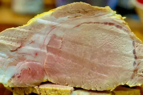 Soczysty schab po upieczeniu, idealna temperatura parzenia schabu zapewnia delikatność.
