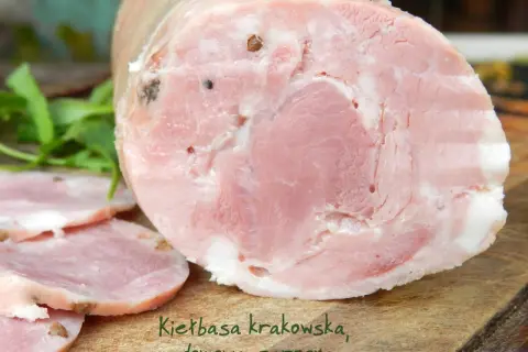 Kiełbasa krakowska parzona, domowa, nie wędzona, z widocznymi ziarnami pieprzu. Idealna na kanapki.