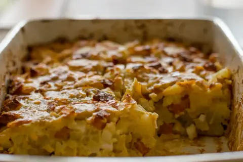 Pyszna, domowa babka ziemniaczana wprost z piekarnika, z chrupiącą skórką i wilgotnym wnętrzem.