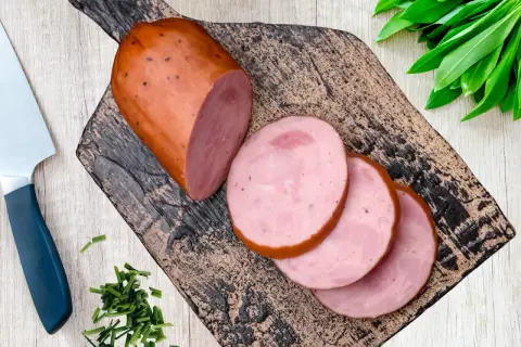 Kiełbasa szynkowa parzona, gotowa do podania. Idealna na kanapki, jako dodatek do dań. Prosty przepis na domową wędlinę.