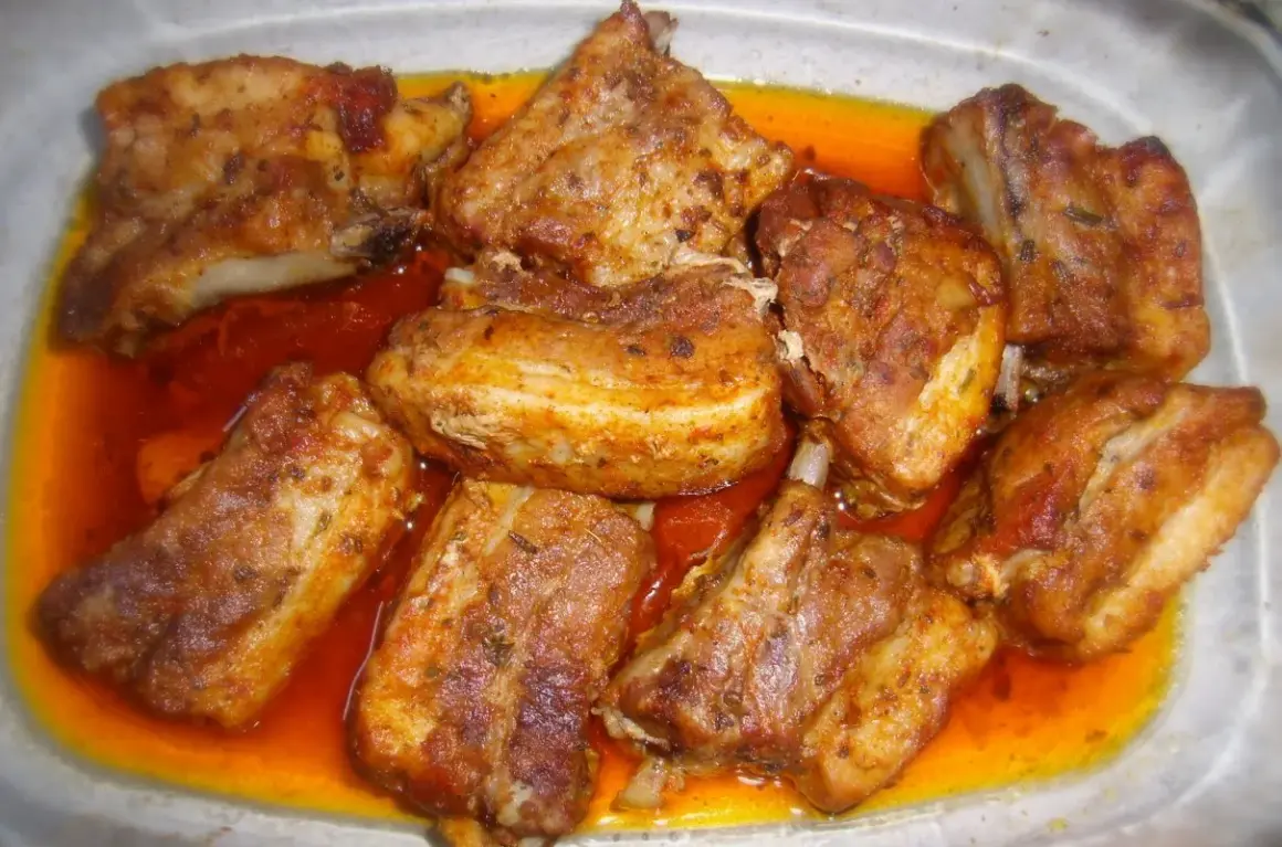 Soczyste, pieczone żeberka w rękawie, skąpane w aromatycznym sosie, wyglądają apetycznie.